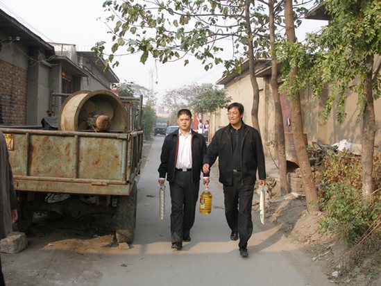 么六桥回族乡慰问高龄老人