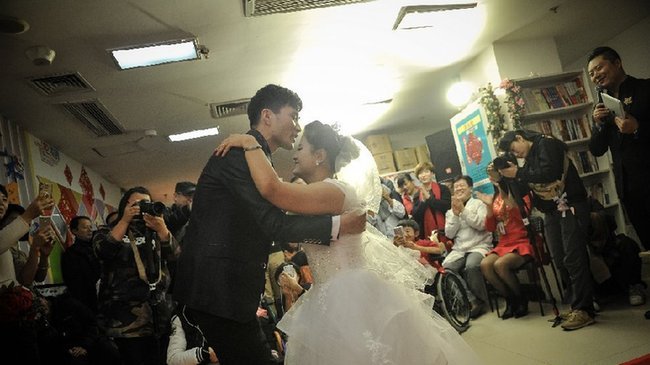 天津：医院为“瓷娃娃”举办婚礼