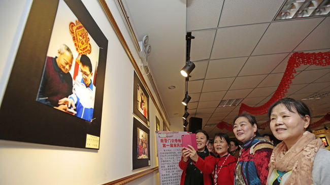 和平區南營門街香榭裏社區舉辦“溫馨家庭”攝影展