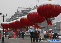 红灯覆白雪 街头年味浓