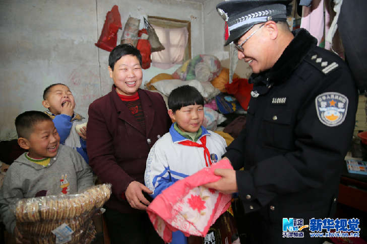 风雨兼程爱民路 无私奉献暖民心